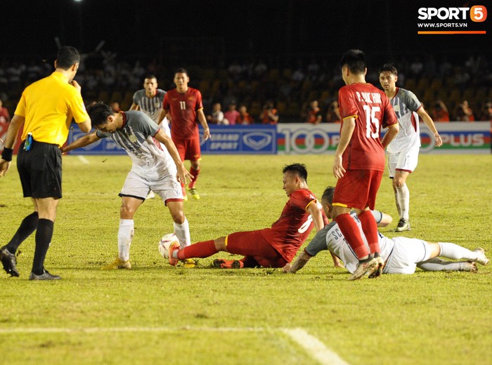 Những pha bóng cực rắn của cầu thủ Philippines nhắm vào cầu thủ Việt Nam tại bán kết AFF Cup 2018 - Ảnh 6.