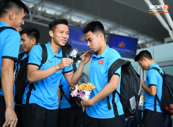 Tuyển thủ Việt Nam tranh nhau ăn bánh gấu của Hoàng tử Ả-rập trước giờ bay sang Philippines dự bán kết AFF Cup 2018 - Ảnh 5.
