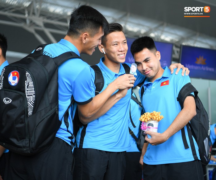Tuyển thủ Việt Nam tranh nhau ăn bánh gấu của Hoàng tử Ả-rập trước giờ bay sang Philippines dự bán kết AFF Cup 2018 - Ảnh 6.