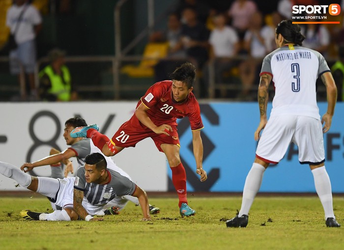 Những pha bóng cực rắn của cầu thủ Philippines nhắm vào cầu thủ Việt Nam tại bán kết AFF Cup 2018 - Ảnh 8.