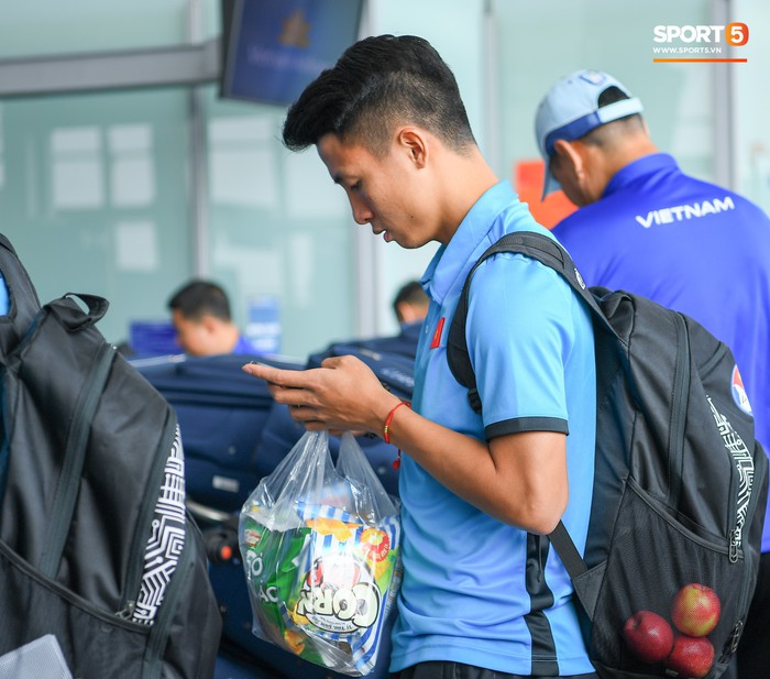 Tuyển thủ Việt Nam tranh nhau ăn bánh gấu của Hoàng tử Ả-rập trước giờ bay sang Philippines dự bán kết AFF Cup 2018 - Ảnh 7.
