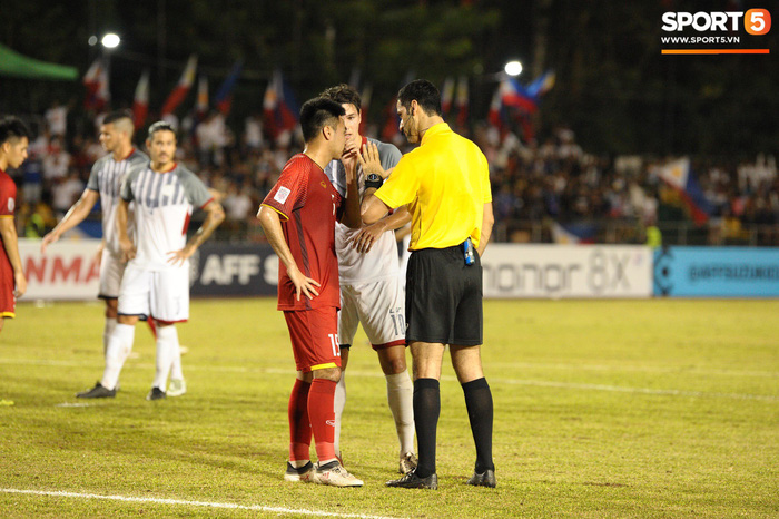 Những pha bóng cực rắn của cầu thủ Philippines nhắm vào cầu thủ Việt Nam tại bán kết AFF Cup 2018 - Ảnh 9.