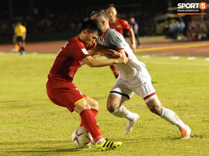 Những pha bóng cực rắn của cầu thủ Philippines nhắm vào cầu thủ Việt Nam tại bán kết AFF Cup 2018 - Ảnh 10.