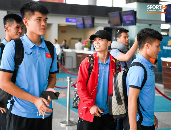 Tuyển thủ Việt Nam tranh nhau ăn bánh gấu của Hoàng tử Ả-rập trước giờ bay sang Philippines dự bán kết AFF Cup 2018 - Ảnh 10.
