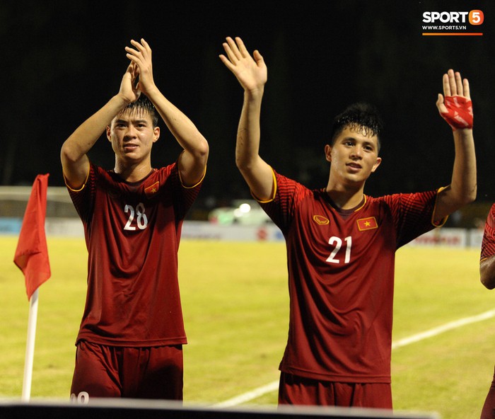 Bị thầy trách mắng, bộ ba trung vệ tuyển Việt Nam nán lại tranh luận sau trận thắng Philippines - Ảnh 1.