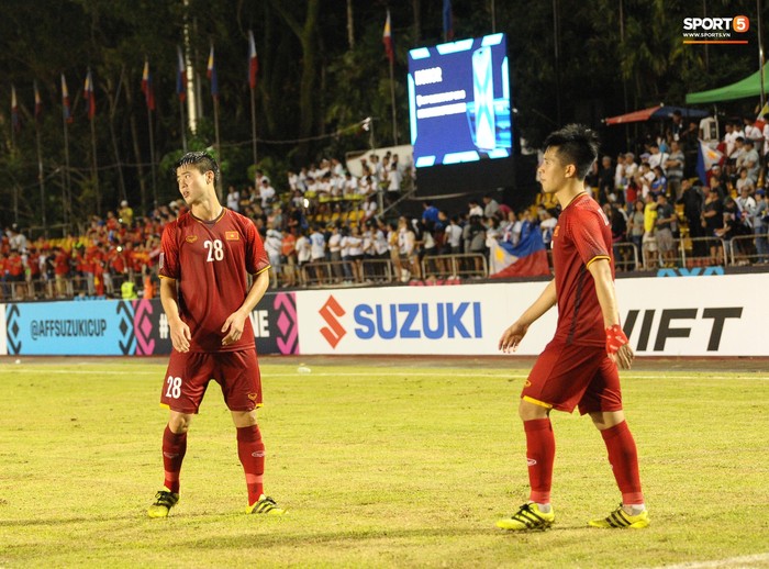 Bị thầy trách mắng, bộ ba trung vệ tuyển Việt Nam nán lại tranh luận sau trận thắng Philippines - Ảnh 2.