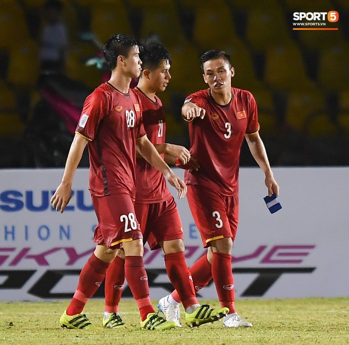 Bị thầy trách mắng, bộ ba trung vệ tuyển Việt Nam nán lại tranh luận sau trận thắng Philippines - Ảnh 3.