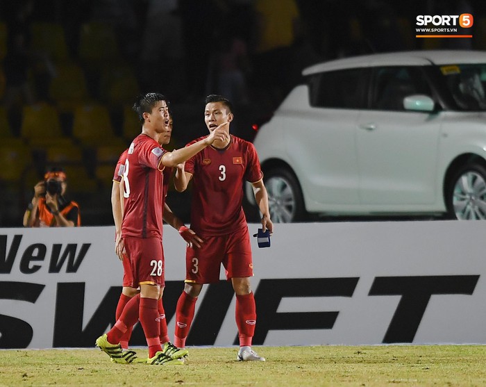 Bị thầy trách mắng, bộ ba trung vệ tuyển Việt Nam nán lại tranh luận sau trận thắng Philippines - Ảnh 5.