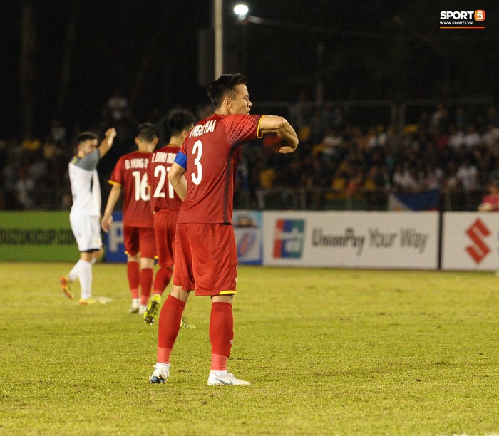 Bị thầy trách mắng, bộ ba trung vệ tuyển Việt Nam nán lại tranh luận sau trận thắng Philippines - Ảnh 6.