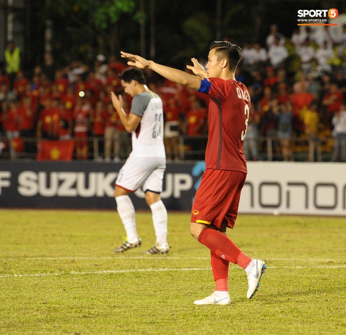 Bị thầy trách mắng, bộ ba trung vệ tuyển Việt Nam nán lại tranh luận sau trận thắng Philippines - Ảnh 7.