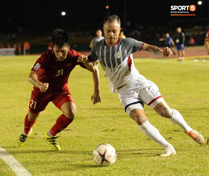 Bị thầy trách mắng, bộ ba trung vệ tuyển Việt Nam nán lại tranh luận sau trận thắng Philippines - Ảnh 9.