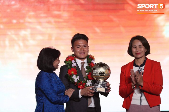 Quang Hải giành quả bóng vàng Việt Nam 2018 - Ảnh 1.