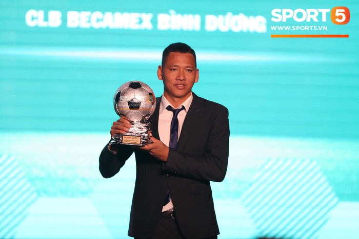 Quang Hải giành quả bóng vàng Việt Nam 2018 - Ảnh 3.