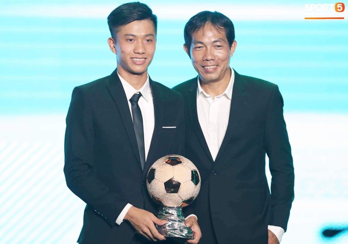 Quang Hải giành quả bóng vàng Việt Nam 2018 - Ảnh 4.