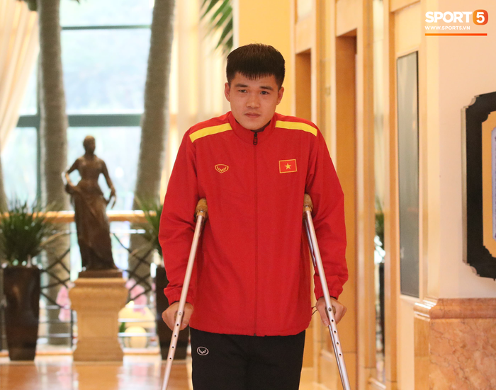 Xuân Hưng chống nạng đến sân, tiếp lửa cho đội tuyển Việt Nam - Ảnh 1.