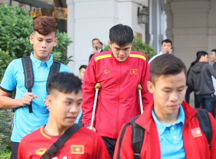 Xuân Hưng chống nạng đến sân, tiếp lửa cho đội tuyển Việt Nam - Ảnh 3.