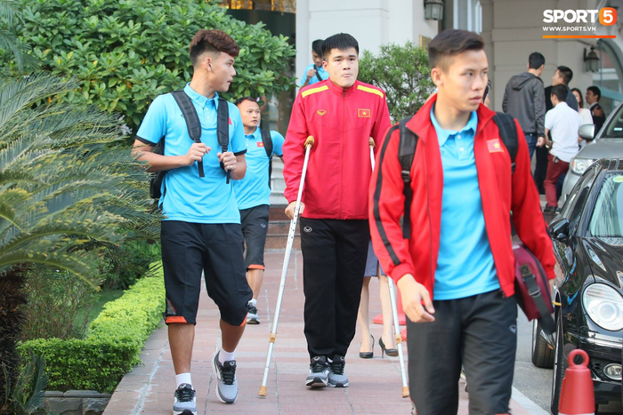 Xuân Hưng chống nạng đến sân, tiếp lửa cho đội tuyển Việt Nam - Ảnh 4.