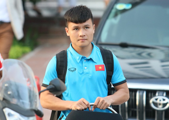 Xuân Hưng chống nạng đến sân, tiếp lửa cho đội tuyển Việt Nam - Ảnh 9.