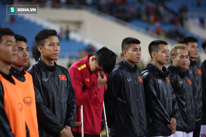Lục Xuân Hưng bật khóc trên xe buýt khi rời Mỹ Đình sau trận đấu CHDCND Triều Tiên - Ảnh 1.