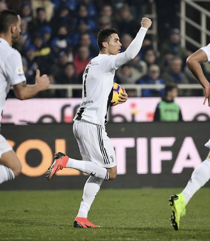 Vào sân từ ghế dự bị, Ronaldo đóng vai đấng cứu thế giúp Juventus thoát thua hú hồn - Ảnh 4.