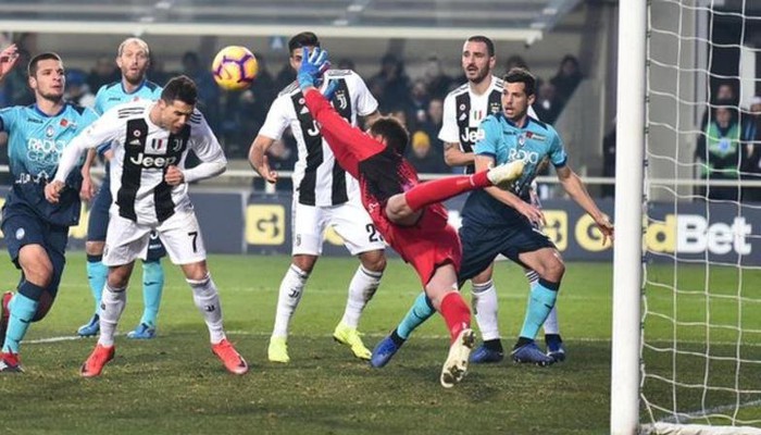 Vào sân từ ghế dự bị, Ronaldo đóng vai đấng cứu thế giúp Juventus thoát thua hú hồn - Ảnh 5.