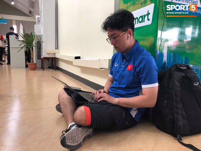 Không ngủ quên sau trận thắng Philippines, trợ lý Hàn Quốc điển trai của tuyển Việt Nam ngồi bệt ngay tại sân bay phân tích đối thủ - Ảnh 2.