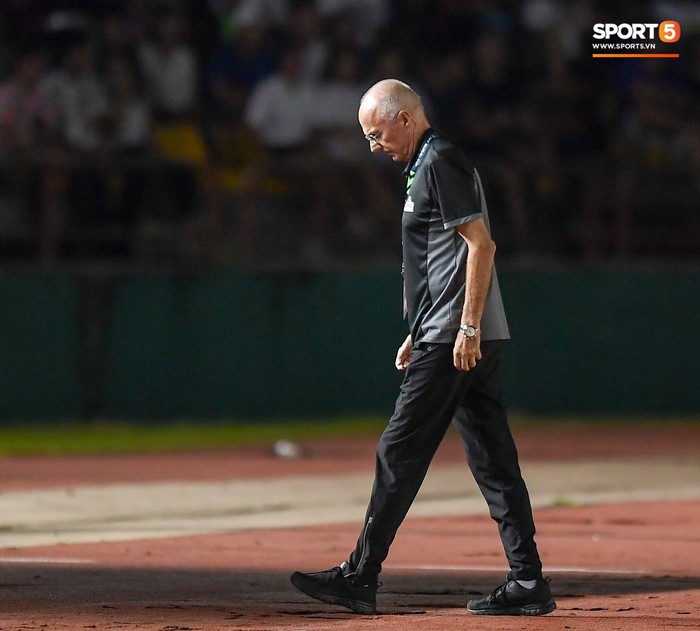 HLV Philippines vỗ vai thán phục đồng nghiệp Park Hang-seo sau trận thua Việt Nam - Ảnh 7.