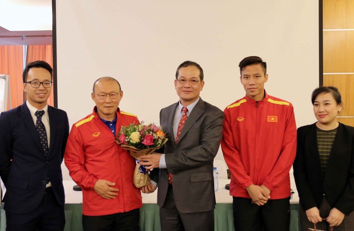 Đại sứ Việt Nam tại Qatar tới thăm và động viên thầy trò HLV Park Hang-seo trước thềm Asian Cup 2019 - Ảnh 2.