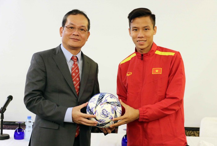 Đại sứ Việt Nam tại Qatar tới thăm và động viên thầy trò HLV Park Hang-seo trước thềm Asian Cup 2019 - Ảnh 3.