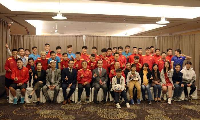 Đại sứ Việt Nam tại Qatar tới thăm và động viên thầy trò HLV Park Hang-seo trước thềm Asian Cup 2019 - Ảnh 4.