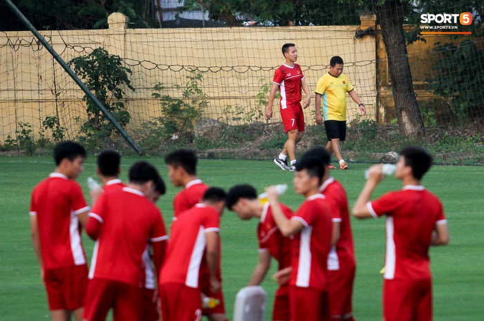 Hùng Dũng chấn thương, Xuân Trường có cơ hội đá chính ở bán kết AFF Cup 2018 - Ảnh 1.