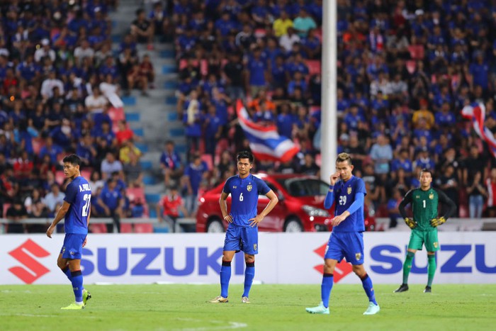 Cầu thủ Thái Lan gục ngã xuống sân sau thất bại đau đớn trước Malaysia - Ảnh 1.