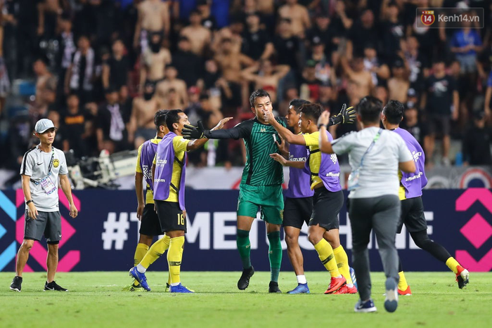 Hành động cực ngầu, tỉnh táo và quân tử của thủ môn Thái Lan trước màn trêu chọc thô thiển của cầu thủ Malaysia ngay trên sân - Ảnh 2.