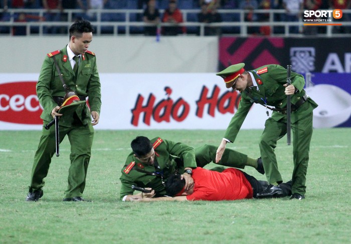 Đội trưởng tuyển Việt Nam hành động đẹp với fan quá khích khiến cả sân vỗ tay tán thưởng - Ảnh 1.