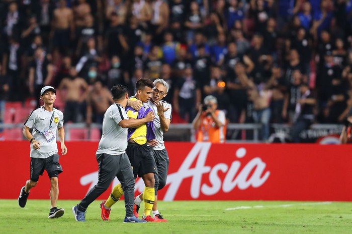 Hành động cực ngầu, tỉnh táo và quân tử của thủ môn Thái Lan trước màn trêu chọc thô thiển của cầu thủ Malaysia ngay trên sân - Ảnh 3.