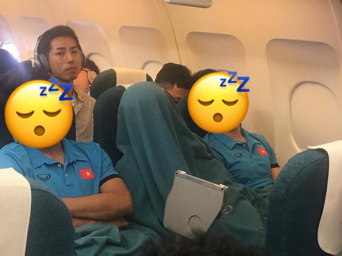 Vừa thương, vừa buồn cười hình ảnh Duy Mạnh trùm kín chăn ngủ trên máy bay tới Malaysia - Ảnh 1.