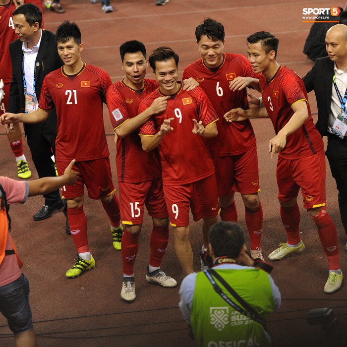 Xuân Trường, Văn Toàn check-in cực nhắng cùng hội anh em cây khế sau trận thắng Philippines - Ảnh 4.