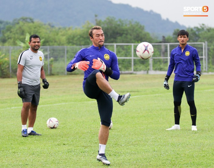 Chuẩn bị đối đầu Công Phượng, thủ môn Malaysia tập bài lạ với bóng… 5 kg - Ảnh 9.