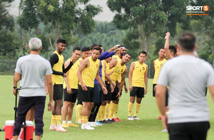 Tuyển Malaysia cho thủ môn tập bài lạ với bóng… 5 kg - Ảnh 2.