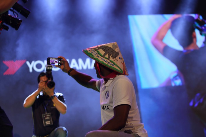 Huyền thoại Didier Drogba khiến fan thích thú với kiểu selfie cùng nón lá Việt Nam - Ảnh 14.