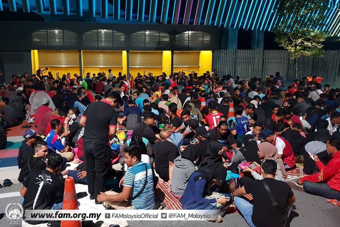 Chung kết lượt đi AFF Cup 2018: Ngay lúc này, hàng nghìn fan Malaysia đang xếp hàng xuyên đêm chờ mua vé, không khác gì CĐV Việt Nam trước khi vé bán online - Ảnh 2.