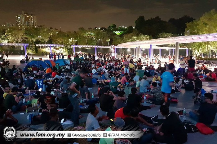 Chung kết lượt đi AFF Cup 2018: Ngay lúc này, hàng nghìn fan Malaysia đang xếp hàng xuyên đêm chờ mua vé, không khác gì CĐV Việt Nam trước khi vé bán online - Ảnh 3.