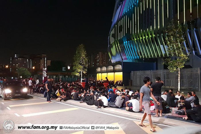 Chung kết lượt đi AFF Cup 2018: Ngay lúc này, hàng nghìn fan Malaysia đang xếp hàng xuyên đêm chờ mua vé, không khác gì CĐV Việt Nam trước khi vé bán online - Ảnh 4.