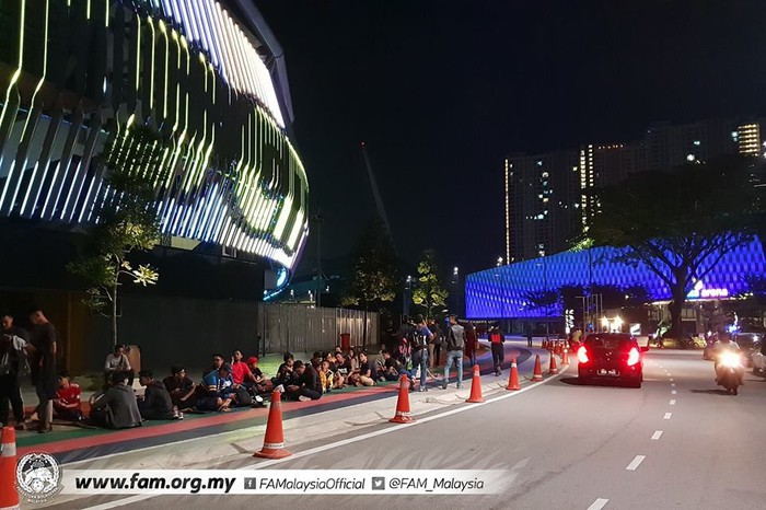Chung kết lượt đi AFF Cup 2018: Ngay lúc này, hàng nghìn fan Malaysia đang xếp hàng xuyên đêm chờ mua vé, không khác gì CĐV Việt Nam trước khi vé bán online - Ảnh 5.