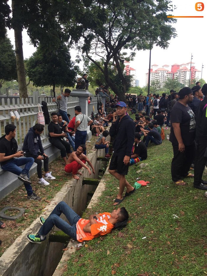 CĐV Malaysia chen lấn mua vé xem chung kết AFF Cup: Nhiều người kiệt sức, nằm la liệt bên đường - Ảnh 6.