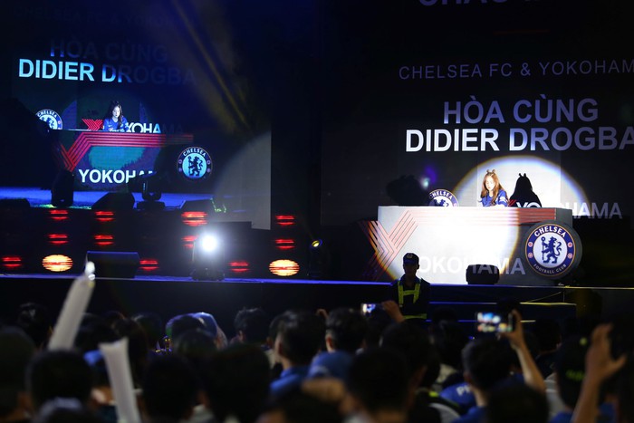 Huyền thoại Didier Drogba khiến fan thích thú với kiểu selfie cùng nón lá Việt Nam - Ảnh 6.