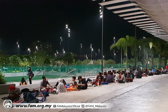 Chung kết lượt đi AFF Cup 2018: Ngay lúc này, hàng nghìn fan Malaysia đang xếp hàng xuyên đêm chờ mua vé, không khác gì CĐV Việt Nam trước khi vé bán online - Ảnh 7.