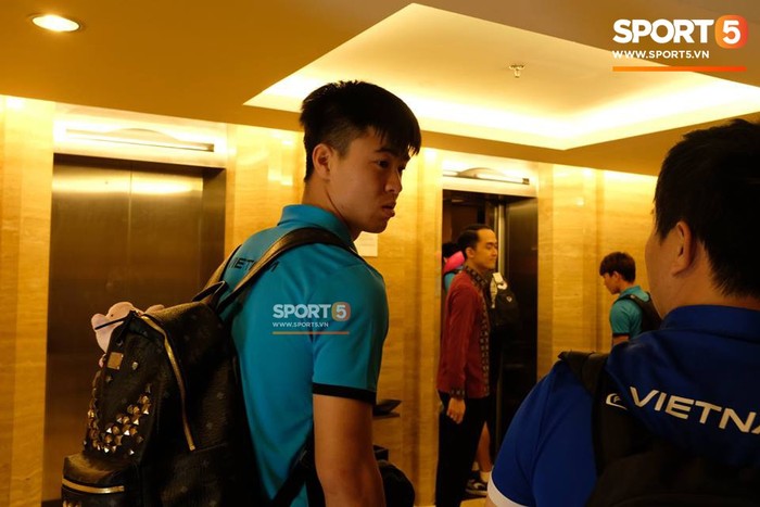 Công Phượng, Đức Chinh tươi cười nô đùa khi đội di chuyển sang khách sạn mới, sẵn sàng cho trận gặp Olympic Hàn Quốc - Ảnh 5.