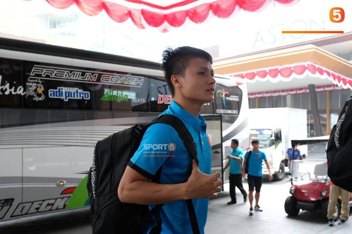 Công Phượng, Đức Chinh tươi cười nô đùa khi đội di chuyển sang khách sạn mới, sẵn sàng cho trận gặp Olympic Hàn Quốc - Ảnh 4.