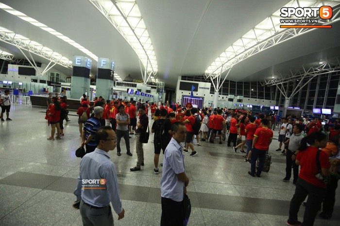 Cổ động viên phủ đỏ sân bay, sẵn sàng tiếp lửa thầy trò HLV Park Hang-seo tại Indonesia - Ảnh 1.
